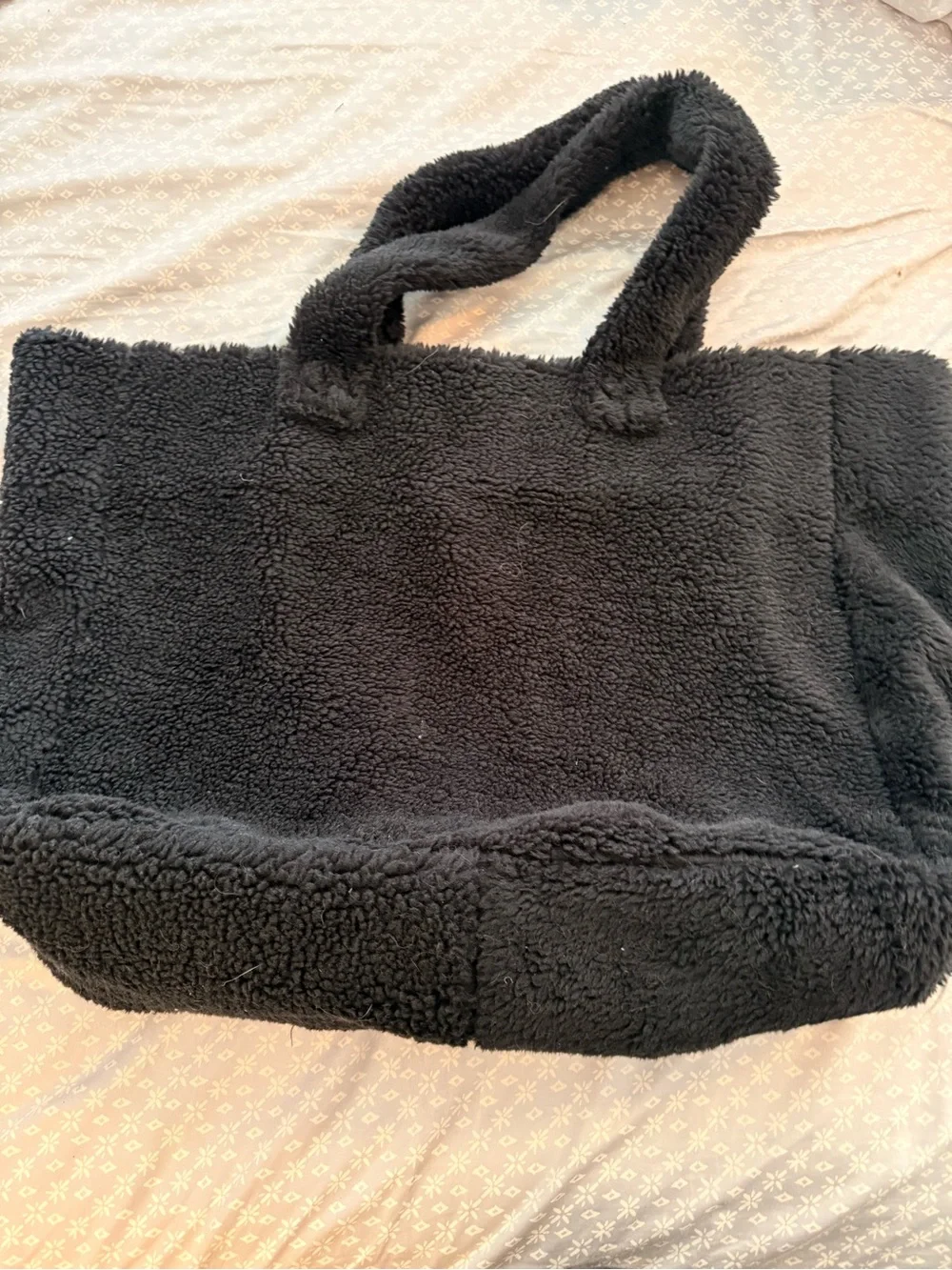 ALO Yoga Black Plush Sherpa Tote Bag - Picture 3 of 11
